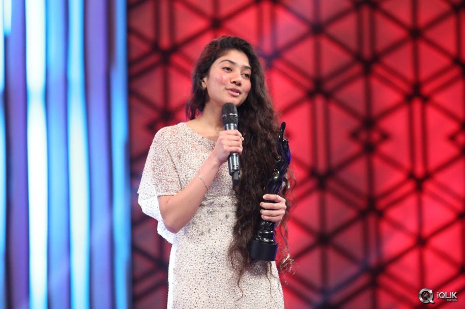 Sai-Pallavi-at-Filmfare-Awards-2016